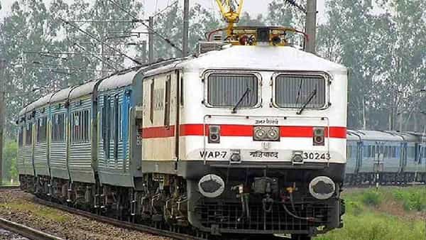 Special Trains: రైల్వే ప్రయాణీకులకు అలెర్ట్.. ఆ మార్గాల్లో ఆగస్టు, సెప్టెంబర్లో 16 ప్రత్యేక రైళ్లు..