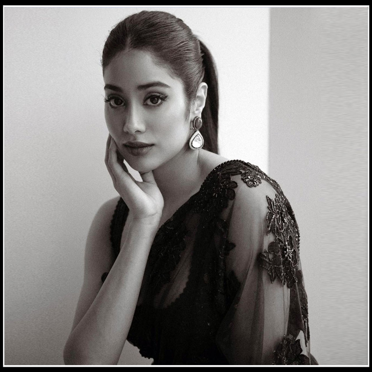 Janhvi Kapoor: కొంటె కోరికలు  శృతిమించేలా జాన్వీ  ఫోటోషూట్..