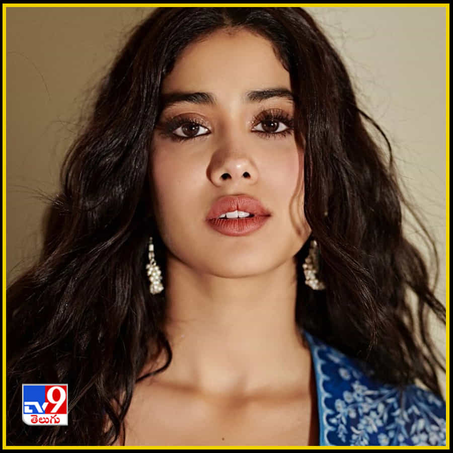ఇక బీటౌన్‌లో ఉన్న పాపులర్ షోల్లో కాఫీ విత్ కరణ్ షో ఒకటి. బాలీవుడ్ డైరెక్టర్ కమ్ ప్రొడ్యూసర్ కరణ్ హోస్ట్ చేసే ఈ షో.. ఇప్పటి వరకు ఆరు సీజన్లను సక్సెస్‌ ఫుల్ గా కంప్లీట్‌ చేసుకుంది. ఇక తాజాగా ఈ షో.. సీజన్ 7డిస్నీ ప్లస్ హాట్‌స్టార్‌లో మొదలైపోయింది.