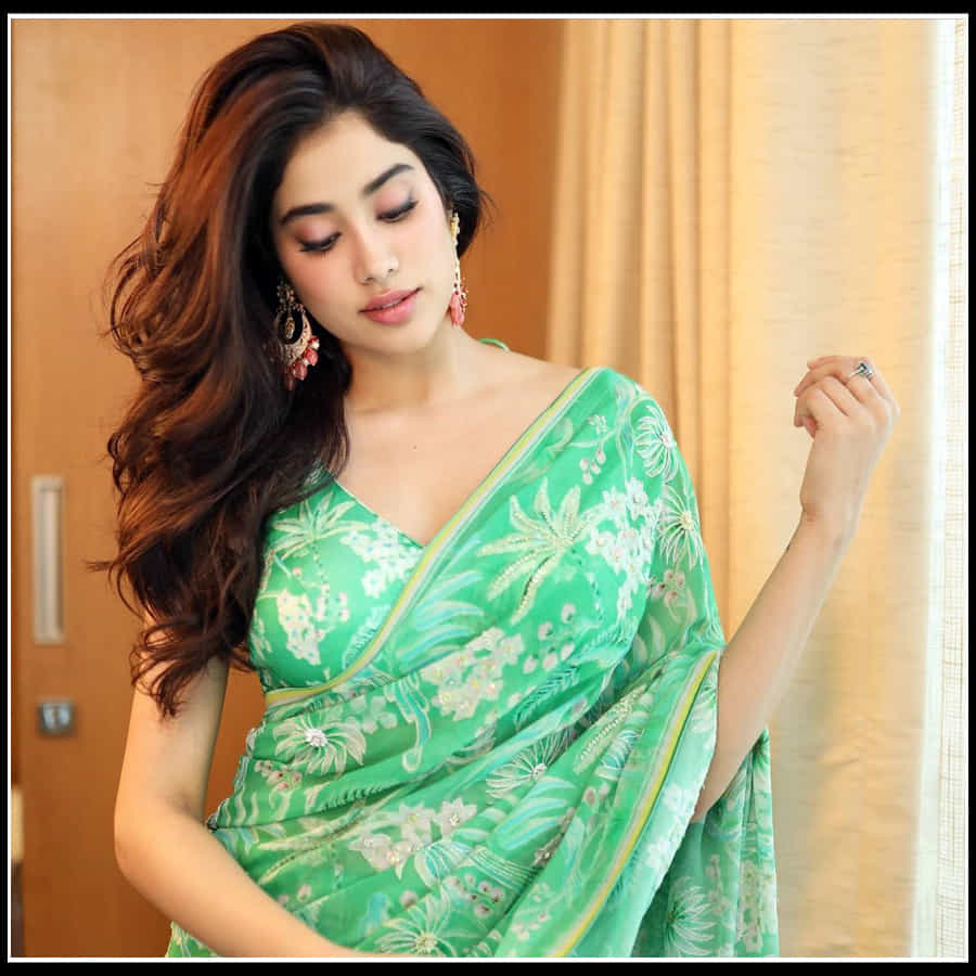 గ్లోబల్ రేంజ్కు చేరకపోయినా... నేషనల్ లెవల్లో తనదైన స్టైలింగ్తో మెప్పిస్తున్న బ్యూటీ జాన్వీ కపూర్. ఫిలిం ఈవెంట్స్తో పాటు పేజ్ త్రీ పార్టీస్లో జాన్వీ లుక్స్ టాప్లో ట్రెండ్ అవుతుంటాయి. స్టార్ కిడ్గా ఎంట్రీ ఇచ్చిన జాన్వీ ఇలాంటి కాస్ట్యూమ్స్లో కనిపించటం మీద నెగెటివ్ కామెంట్స్ కూడా వినిపిస్తున్నా... జాన్వీ మాత్రం తన ఫ్యాషన్ ట్రెండ్స్ను అలాగే కంటిన్యూ చేస్తున్నారు.