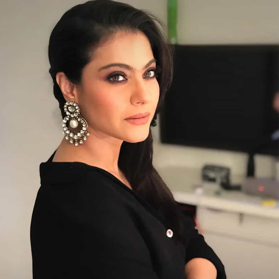 కోస్టార్ బాలీవుడ్ హీరో అజయ్ దేవ్ గణ్ తో ప్రేమలో పడి అతడిని పెళ్లాడింది.