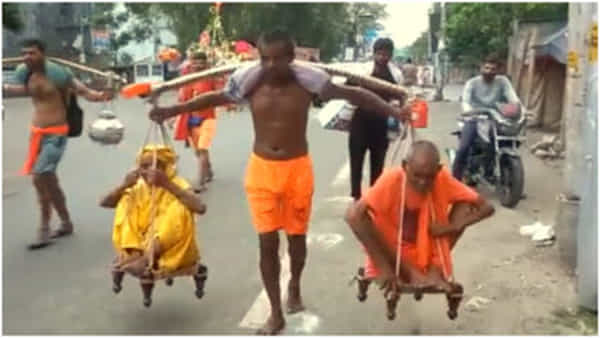 Viral Video: కలియుగ శ్రవణుడే.. తల్లిదండ్రులను కావడిలో యాత్రకు తీసుకెళ్తున్న కొడుకు.. వీడియో వైరల్..