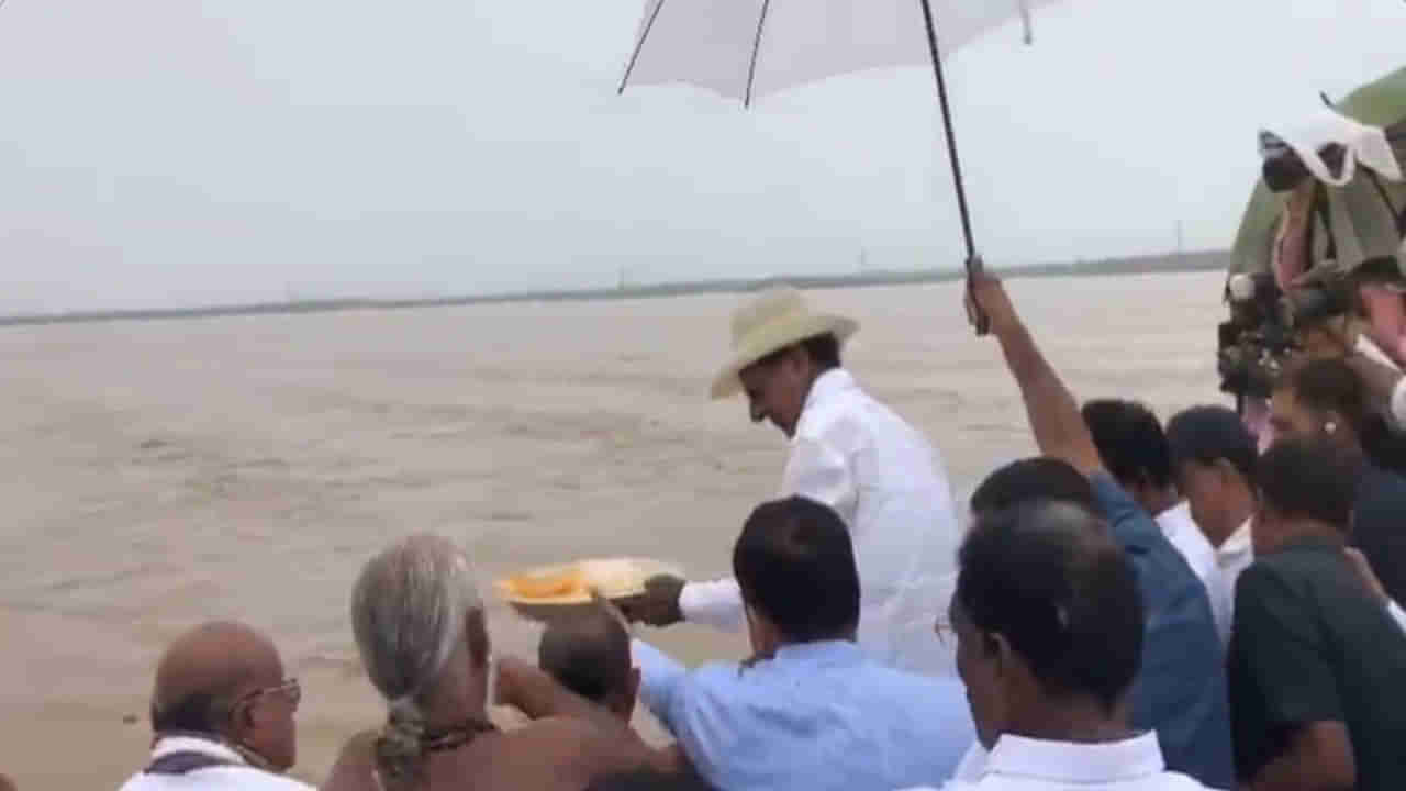 CM KCR Tour: భద్రాచలంలో సీఎం కేసీఆర్‌ పర్యటన.. గోదావరి నదికి శాంతి పూజలు