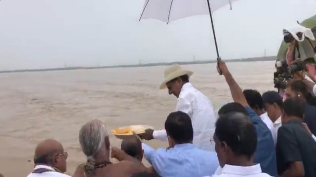 CM KCR Tour: భద్రాచలంలో సీఎం కేసీఆర్‌ పర్యటన.. గోదావరి నదికి శాంతి పూజలు