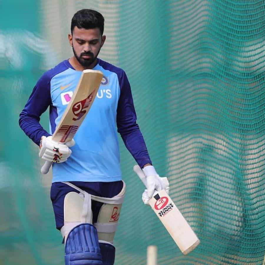 3. కేఎల్ రాహుల్: ఆడని మ్యాచ్లు: టెస్ట్-15, ODI-2, T-20-13: 2020లో న్యూజిలాండ్ పర్యటనలో మొత్తం 5 T20లు, 3 ODIలు ఆడాడు. కానీ, 2 టెస్ట్లకు దూరమయ్యాడు. ఆస్ట్రేలియాలో 3 వన్డేలు, 3 టీ20లు ఆడాడు. కానీ, గాయపడి 2 టెస్టులు ఆడలేదు. ఆ తర్వాత ఇంగ్లండ్తో హోమ్ టెస్టు ఆడలేదు. కానీ 5 టీ20ల్లో 4, 3 వన్డేలు ఆడాడు. ఇంగ్లండ్తో నాలుగు టెస్టులు ఆడాడు. దీని తర్వాత ఐపీఎల్, టీ20 ప్రపంచకప్ రెండో దశలో బరిలోకి దిగాడు. స్వదేశంలో న్యూజిలాండ్తో జరిగిన మూడు T20Iలలో రెండు ఆడాడు. కానీ, రెండు మ్యాచ్ల టెస్ట్ సిరీస్కు ముందు గాయపడ్డాడు. ఆ తర్వాత దక్షిణాఫ్రికా టూర్కు ముందు ఫిట్గా ఉన్నాడు. రెండో టెస్టు, మూడు వన్డేల్లో కూడా అతను జట్టుకు నాయకత్వం వహించాడు. వెస్టిండీస్తో జరిగిన మూడు వన్డేల్లో ఒకదానిని ఆడి, ఆపై సిరీస్కు దూరమయ్యాడు. శ్రీలంకతో ఏ ఫార్మాట్ ఆడలేదు. కానీ, IPL 2022కి ముందు ఫిట్గా ఉన్నాడు. దీని తర్వాత జూన్లో దక్షిణాఫ్రికా సిరీస్కు ఒకరోజు ముందు గాయపడ్డాడు. అతను సెప్టెంబర్ వరకు తిరిగి వచ్చే అవకాశం లేదు.