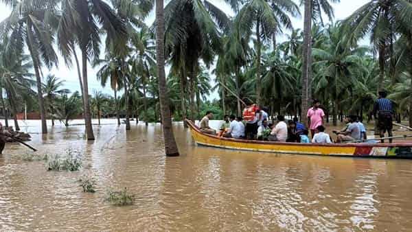 Andhra Pradesh: కోనసీమ కొబ్బరి రైతుల కంట కన్నీరు.. వరదల కారణంగా అపార నష్టం..