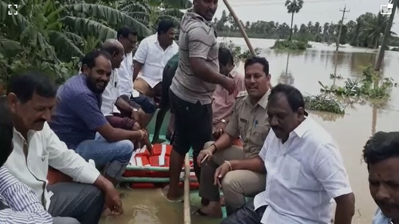 Konaseema Floods: వరద ముంపు గ్రామాల్లో పర్యటిస్తున్న ఎమ్మెల్యేకి తృటిలో తప్పిన ముప్పు