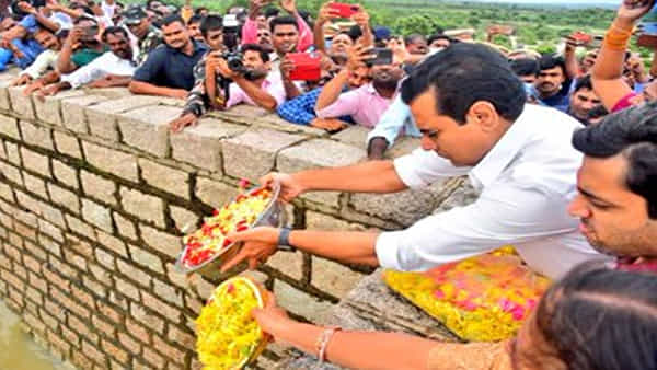 Minister KTR : శాంతించు గంగమ్మ తల్లి.. ఎగువ మానేరు వద్ద మంత్రి కేటీఆర్ ప్రత్యేక పూజలు