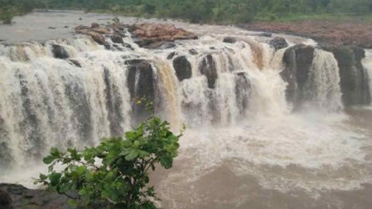 Kuntala: కుంటాల జలపాతానికి పోటెత్తిన వరద.. ఉగ్రరూపం దాల్చిన జలపాతం.. పర్యాటకులకు నో ఎంట్రీ..