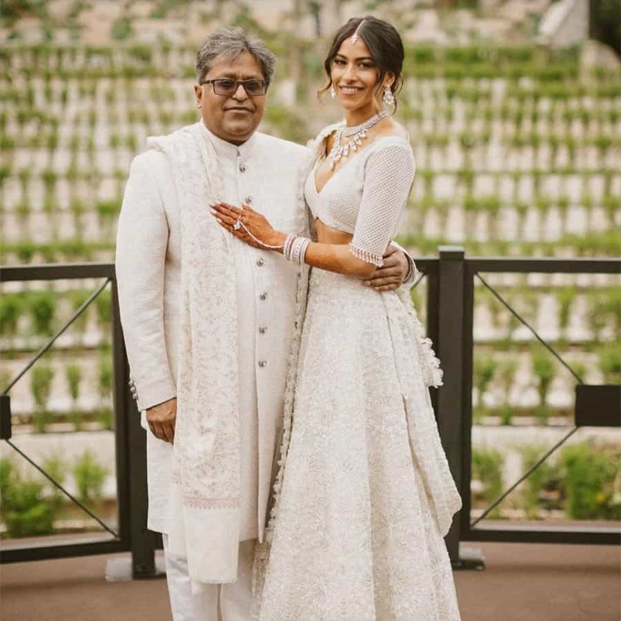 మినాల్, లలిత్ కలిసి ఉన్న ఫోటోలు ప్రస్తుతం నెట్టింట వైరల్ అవుతున్నాయి. అప్పట్లో ఇద్దరి ఏజ్ గ్యాప్ ఉండటం వల్ల కుటుంబ సభ్యులు వీరి పెళ్లికి అంగీకారం తెలుపలేదు. ఆ తర్వాత కుటుంబసభ్యులను ఒప్పించి వివాహం చేసుకున్నారు.