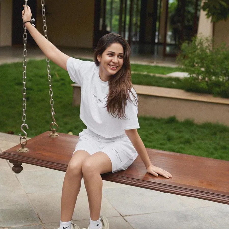 తాజాగా ఈ చిన్నది షేర్ చేసిన ఫోటోలు ఇప్పుడు సోషల్ మీడియాను షేక్ చేస్తున్నాయి. 