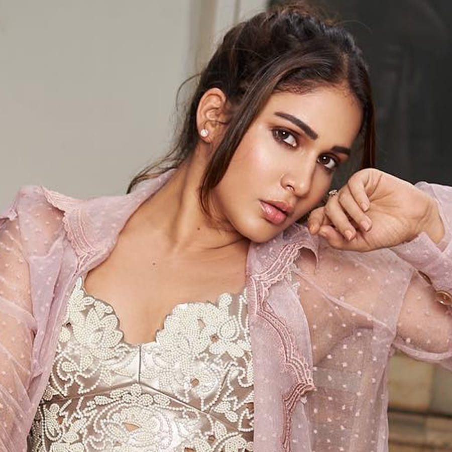 ఫోటోషూట్ లో ఏదో ఒక గ్లామర్ ట్రీట్ అయితే ఇస్తూ ఉంటుంది ఈ ముద్దుగుమ్మ 