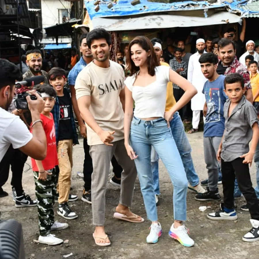 'లైగర్' ప్రమోషన్ విజయ్, అనన్యతో పాటు ఒక కొరియోగ్రాఫర్ కూడా కనిపించాడు. ఆయన హీరో, హీరోయిన్లకు డ్యాన్స్ నేర్పించడం, ఆతర్వాత వారు పిల్లలతో కలిసి కాలు కదపడం స్థానికులను కట్టిపడేసింది.