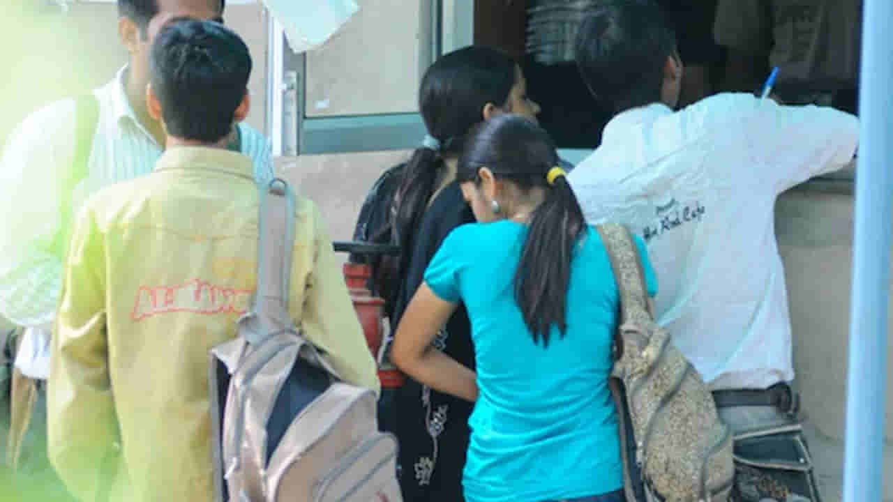 Viral: నడిరోడ్డుపై ముద్దులతో రచ్చ.. స్టూడెంట్స్ లిప్ లాక్ ఛాలెంజ్.. సీన్ కట్ చేస్తే.!