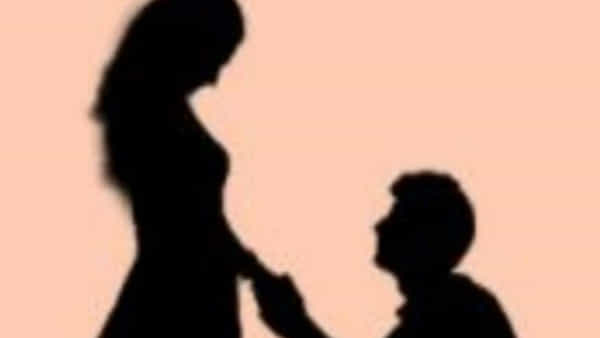 Viral: హీరో మాదిరి క్లాస్ రూమ్లో అందరి ముందే స్టూడెంట్కు ప్రపోజ్ చేసిన మాస్టర్.. కట్ చేస్తే...