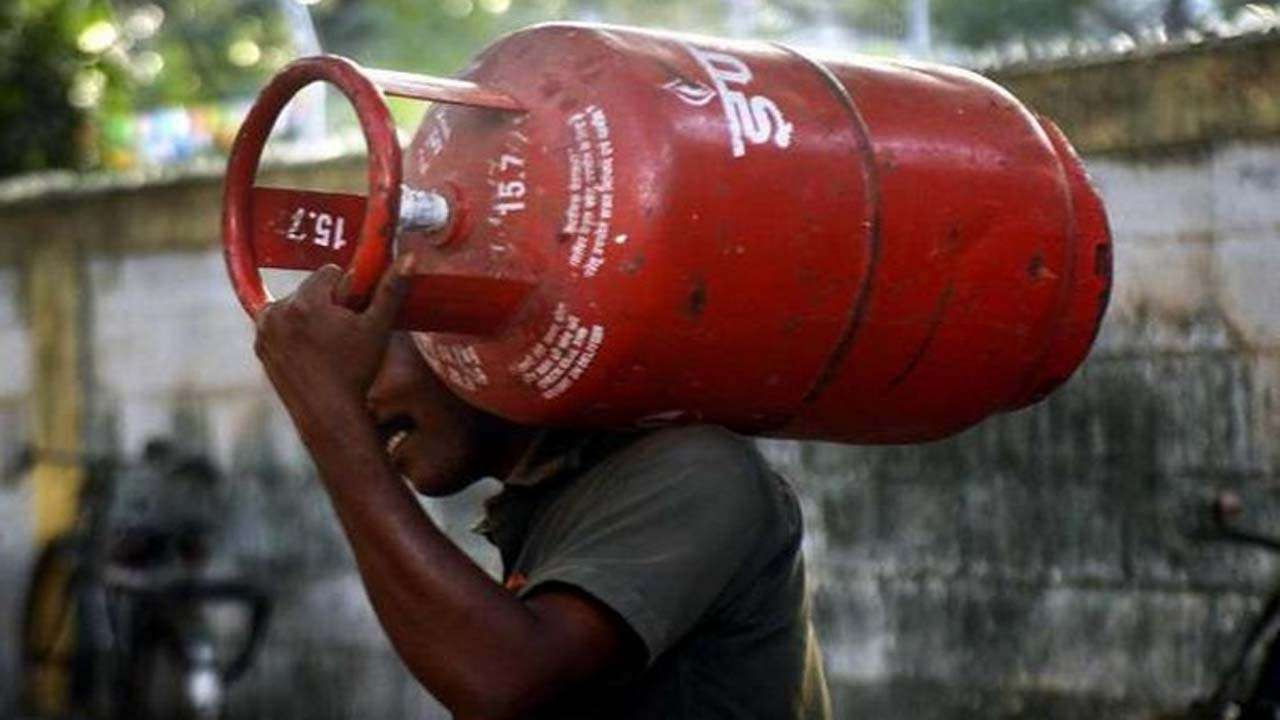 LPG Gas Cylinder: పరుగులు పెడుతున్న ఎల్‌పీజీ గ్యాస్‌ సిలిండర్‌ ధర.. ఐదేళ్లలో రెండింతలు..!