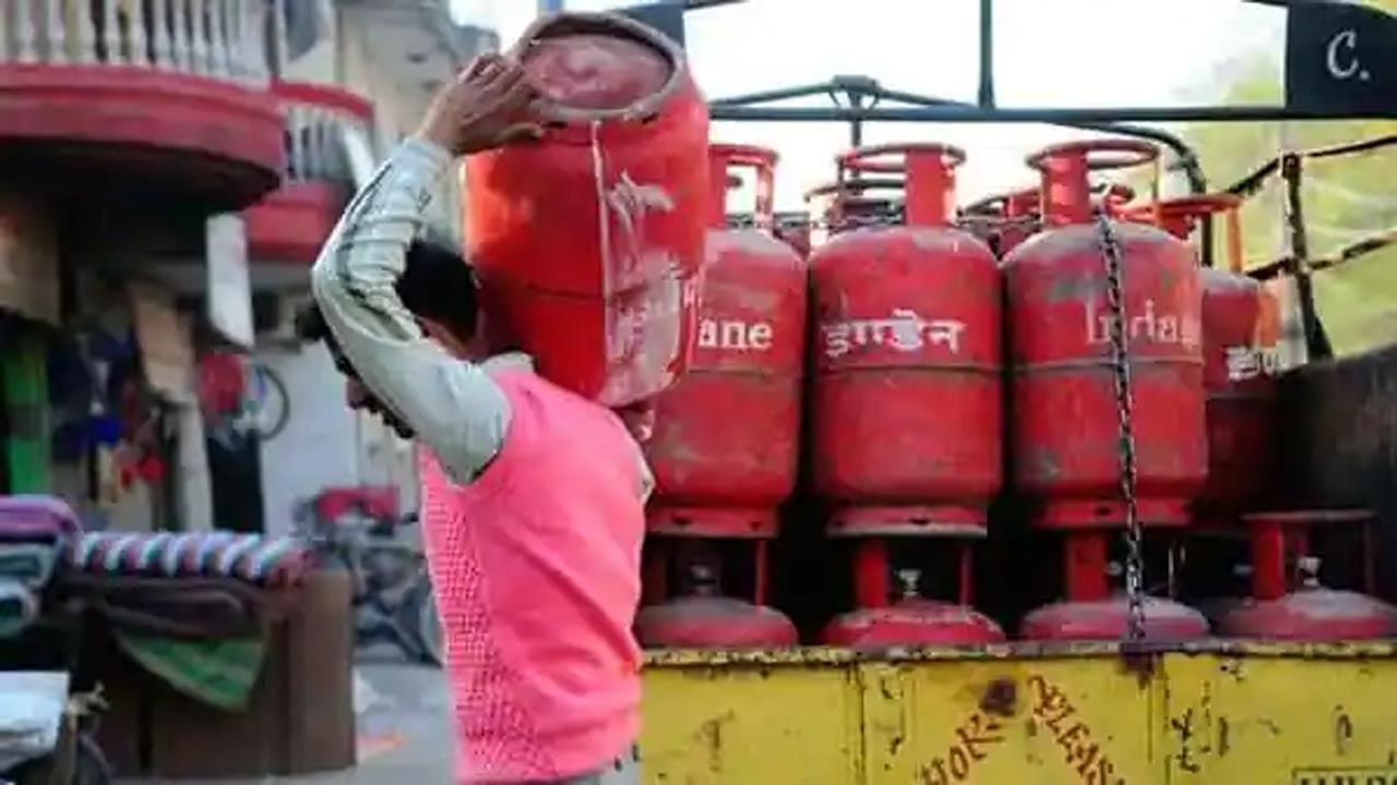 Free LPG Cylinders: రేషన్ కార్డుదారులకు ఉచిత గ్యాస్ సిలిండర్...!! రూ.55 కోట్లు కేటాయించిన రాష్ట్ర ప్రభుత్వం