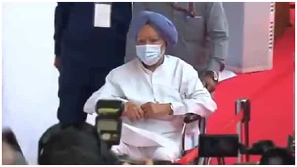 రాష్ట్రపతి ఎన్నికలు 2022: వీల్ చైర్పై వచ్చి ఓటు వేసిన మన్మోహన్ సింగ్ - Viral Video