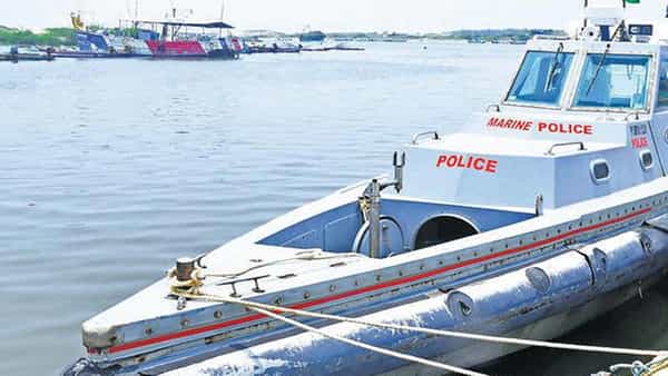 Andhra Pradesh: వారి ఆచూకి కోసం మరో రెండు పెద్ద బోట్లు.. సముద్రంలో మెరైన్ పోలీసులు..