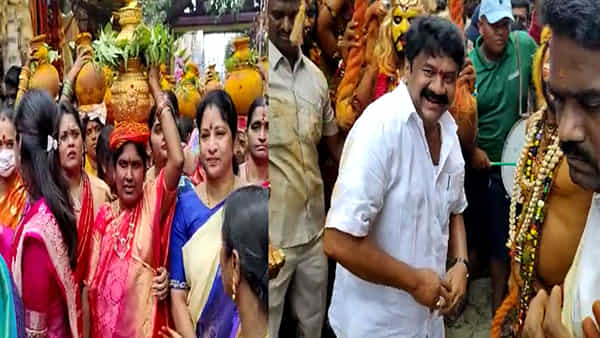 Bonalu 2022: మహంకాళి అమ్మవారికి బంగారు బోనం సమర్పించిన మంత్రి తలసాని .. ప్రత్యేక ఆకర్షణగా మంత్రి డ్యాన్స్