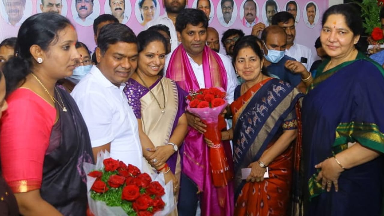 MLC Kavitha: వాళ్ల నెత్తిమీద రూపాయి పెడితే.. అర్ధ రూపాయికి కూడా కోనరు.. ఎమ్మెల్సీ కవిత ఫైర్..