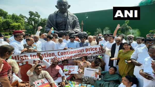 Monsoon Session: జీఎస్టీ పెంపుకి వ్యతిరేకంగా గాంధీ విగ్రహం ఎదుట కాంగ్రెస్, టిఆర్ఎస్ ఎంపీలు ధర్నా.. రేవంత్ రెడ్డి దూరం