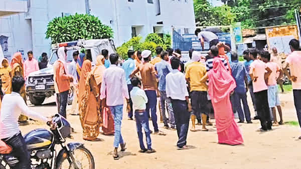 స్మశానంలో పాతిపెట్టిన సమాధిలోంచి చిన్నారి ఏడుపు శబ్ధాలు.. తవ్వి చూస్తే మూడేళ్ల బాలిక ప్రత్యక్షం