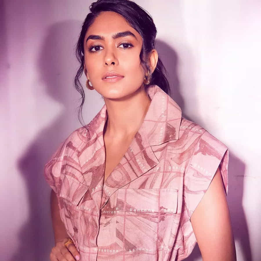 ఇంతకుముందు నేను మోడ్రన్ దుస్తులు వేసి చేశాను. తొలిసారిగా ఇండియన్ ట్రెడిషన్ లో నన్ను నేను చూసుకోవడం ఆనందంగా వుంది. సీతగా అందరూ ఓన్ చేసుకుంటున్నారు. ఈ సినిమా ట్రైలర్ చూశాక తెలుగు, తమిళం, మలయాళంలోనూ అవకాశాలు వస్తున్నాయి. ఇందుకు అశ్వినీదత్, స్వప్నగారికి నేను రుణపడి వుంటాను.