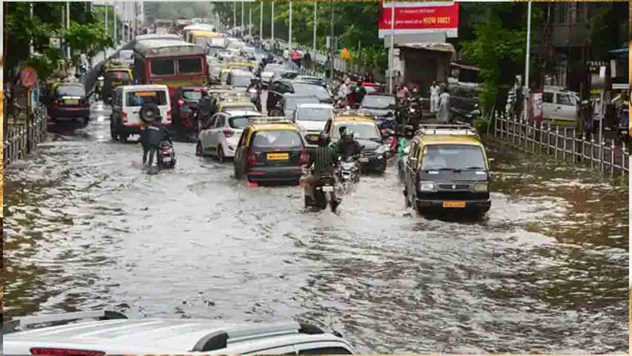 Mumbai Rain: ముంబై మునిగింది.. భారీ వర్షాలతో అతలాకుతలం.. ట్రాఫిక్‌ జామ్‌..!