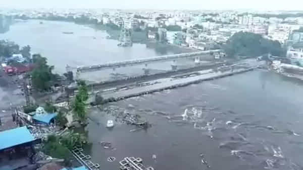 Hyderabad: మూసారాంబాగ్ బ్రిడ్జి పై రాకపోకలు బంద్.. ట్రాఫిక్ మళ్లించిన పోలీసులు.. భారీగా నిలిచిన వాహనాలు