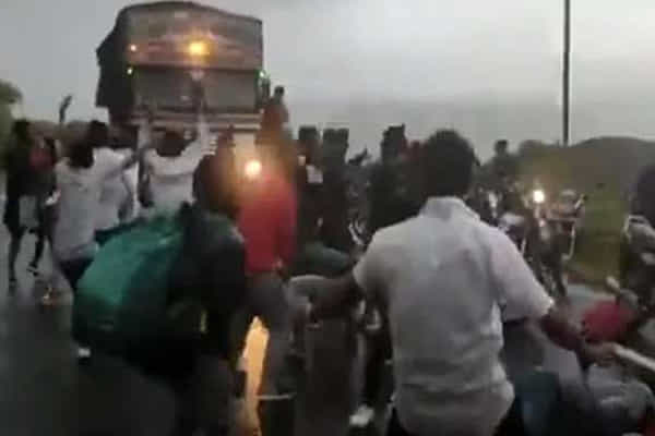 Viral Video: నడిరోడ్డుపై నాగిని డ్యాన్స్తో అదరగొట్టిన యువత.. ట్రక్కు డ్రైవర్కి పిచ్చెక్కించారు..!