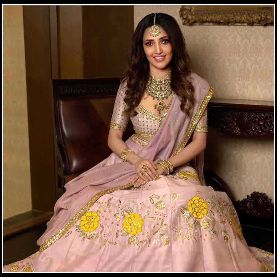 Neha Shetty: చూపుతిప్పుకోనివ్వకుండా చేస్తున్న నేహా శెట్టి ఫొటోస్