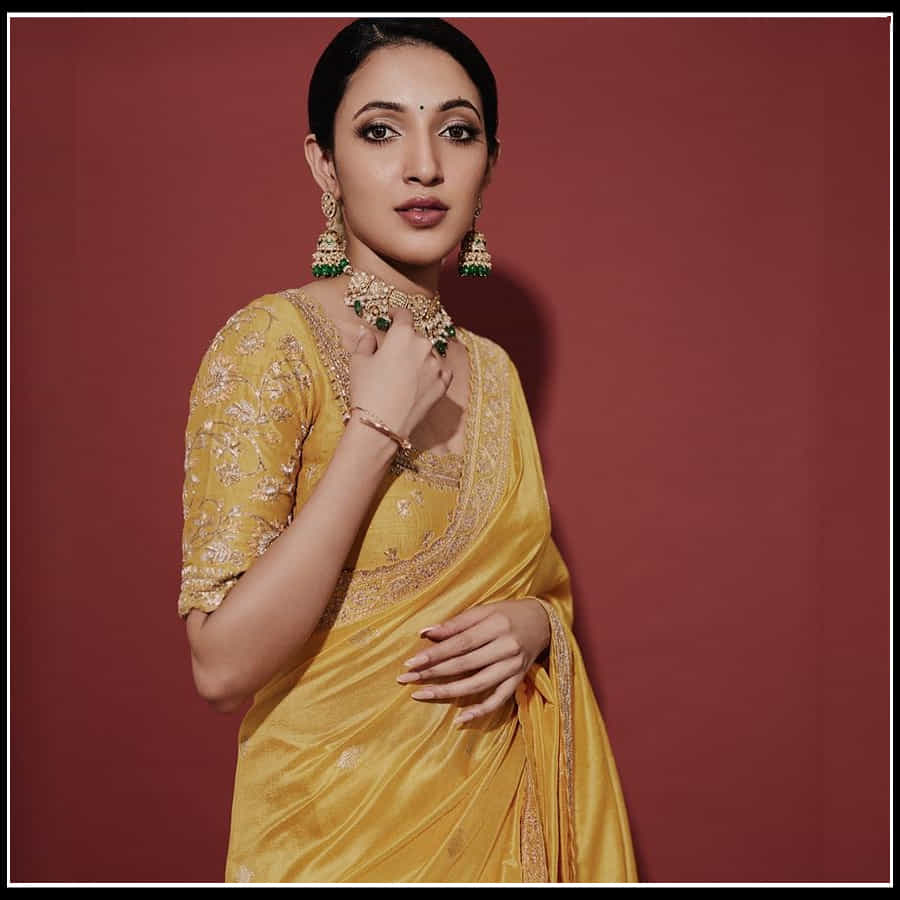 Neha Shetty: చూపుతిప్పుకోనివ్వకుండా చేస్తున్న నేహా శెట్టి ఫొటోస్