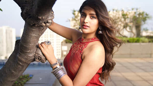 Nidhhi Agerwal: పూల డ్రస్లో పిచేక్కిస్తోన్న ఇస్మార్ట్ బ్యూటీ.. వైరల్ అవుతోన్న ఫొటోస్