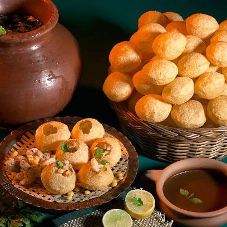 Panipuri For Weight Loss: వర్షాకాలంలో ఎక్కువగా అనారోగ్య సమస్యలు చుట్టుముడుతుంటాయి. ముఖ్యంగా ఉదర సమస్యలు, జీర్ణ సమస్యలు తలెత్తుతుంటాయి. అందువల్ల వర్షాకాలంలో బయట ఆహారం తీసుకోకూడదని వైద్య నిపుణులు హెచ్చరిస్తున్నారు. ముఖ్యంగా వర్షాకాలంలో స్ట్రీట్ ఫుడ్ పానీ పూరి లాంటివి అస్సలు తీనకూడదు. పానీ పూరి పుల్లటి నీటి వల్ల ప్రమాదం ఎక్కువగా ఉంటుంది. అయితే.. బరువు తగ్గాలనుకునే పానీ పురి లాంటి ఆహారం తీసుకోవచ్చని సూచిస్తున్నారు. పానీపూరి, నీరు బరువును తగ్గించడంలో కూడా సహాయపడుతుందని పేర్కొంటున్నారు.