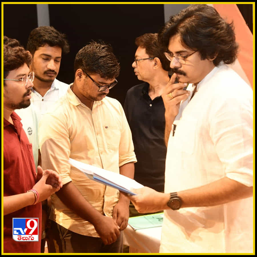 జనవాణి-జనసేన భరోసాకి తరలొచ్చిన వందలాది మంది ప్రజలు
