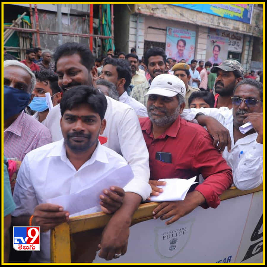 జనవాణి-జనసేన భరోసాకి తరలొచ్చిన వందలాది మంది ప్రజలు