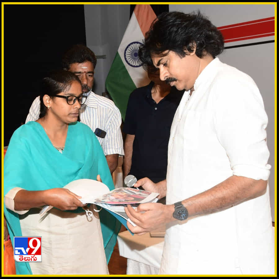 జనవాణి-జనసేన భరోసాకి తరలొచ్చిన వందలాది మంది ప్రజలు