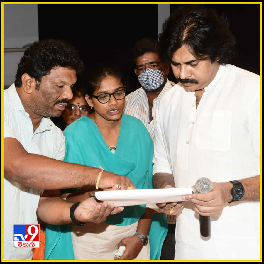 జనవాణి-జనసేన భరోసాకి తరలొచ్చిన వందలాది మంది ప్రజలు