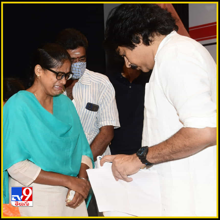 జనవాణి-జనసేన భరోసాకి తరలొచ్చిన వందలాది మంది ప్రజలు
