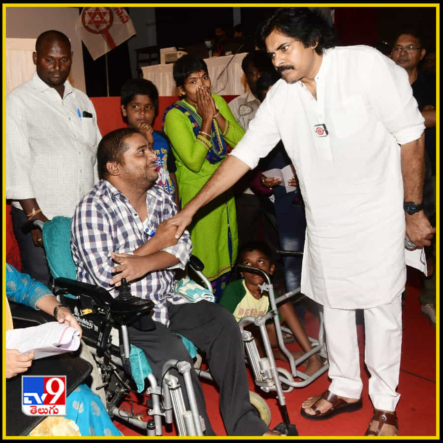 జనవాణి-జనసేన భరోసాకి తరలొచ్చిన వందలాది మంది ప్రజలు