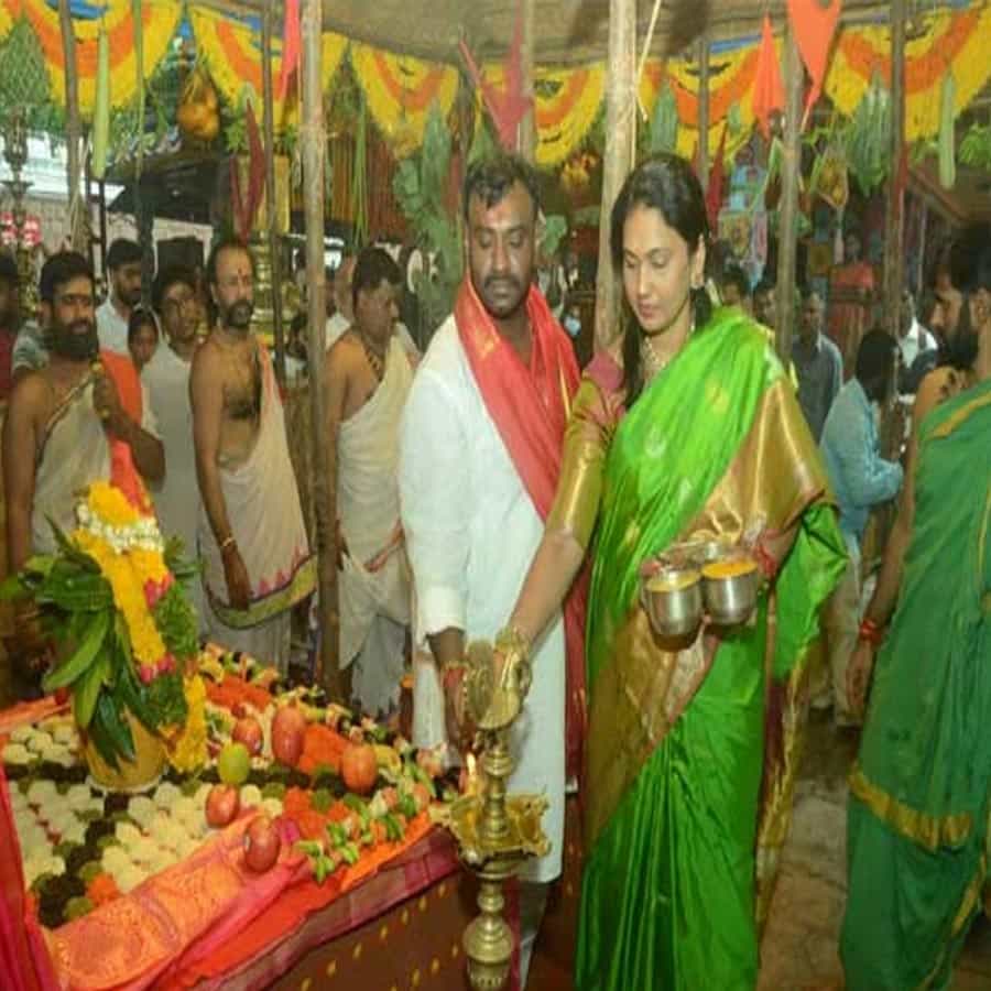 జూబ్లీహిల్స్ పెద్దమ్మ తల్లి అమ్మవారి ఆలయ ఫౌండర్ ట్రస్ట్, మాజీ ఎమ్మెల్యే విష్ణువర్ధన్ రెడ్డి, ఆయన సతీమణి పాల్గొని ప్రత్యేక పూజలు చేశారు. ఈ ఉత్సవాల్లో ప్రతిరోజు అభిషేకంతో పాటు అమ్మవారికి హారతి, అర్చన కార్యక్రమం ఉంటుందని చంద్రమౌళి శర్మ తెలిపారు. 