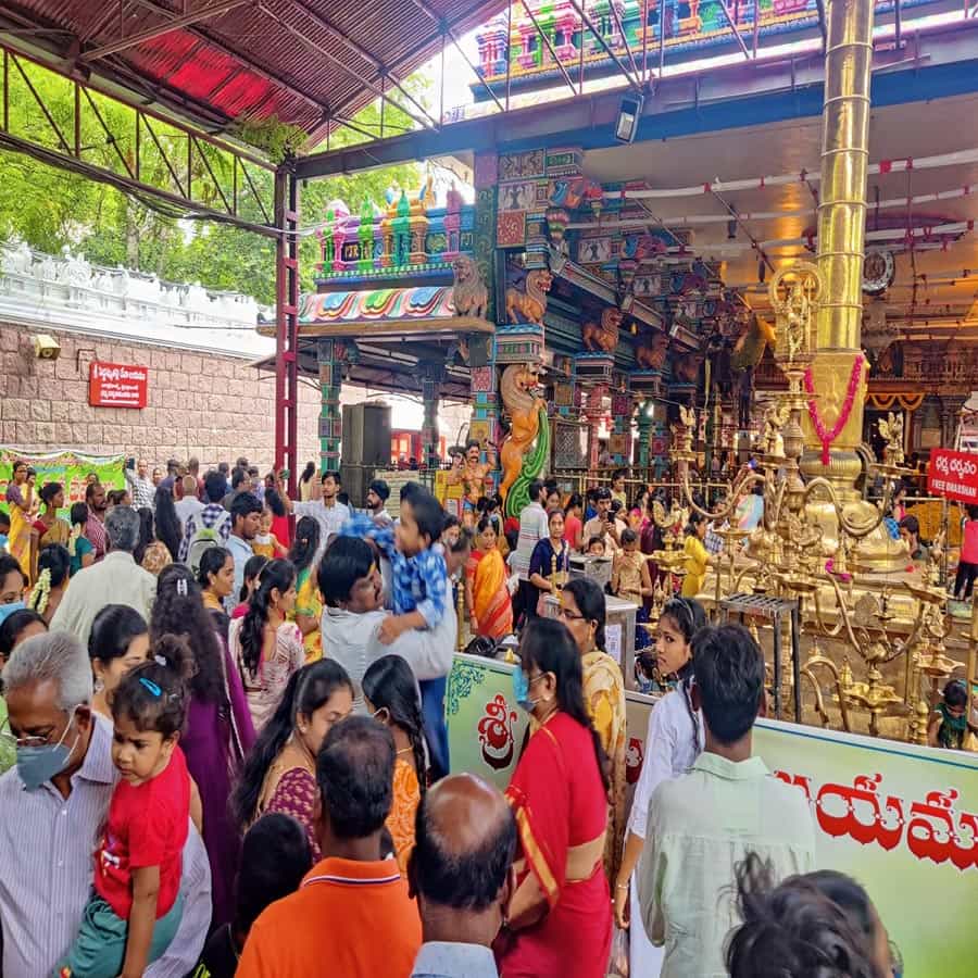 బుధవారం తెల్లవారుజాము నుంచే భక్తులు పెద్ద సంఖ్యలో  తరలి వచ్చి పెద్దమ్మ తల్లిని దర్శింకుంటున్నారు.
