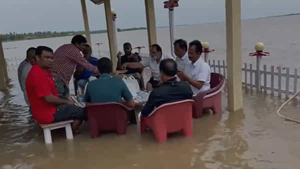 Godavari Floods: మీ వరదలు మీవి...మా ఎంజాయ్మెంట్ మాది..మోకాళ్లలోతు మునిగిన రిసార్ట్లో గోదారోళ్ల జోష్!