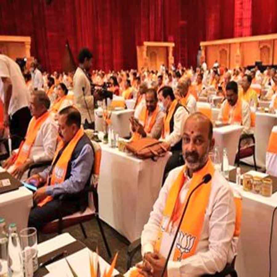 హెచ్ఐసీసీ లో జరిగిన కార్యక్రమంలో బీజేపీ రాష్ట్ర అధ్యక్షులు, ఎంపీ బండి సంజయ్ కమార్ ప్రోత్సాహంతో మాస్టార్ రతన్ కుమార్ పేరిణి శివతాండవం పేరుతో అద్బుతమైన ప్రదర్శన ఇచ్చారు.