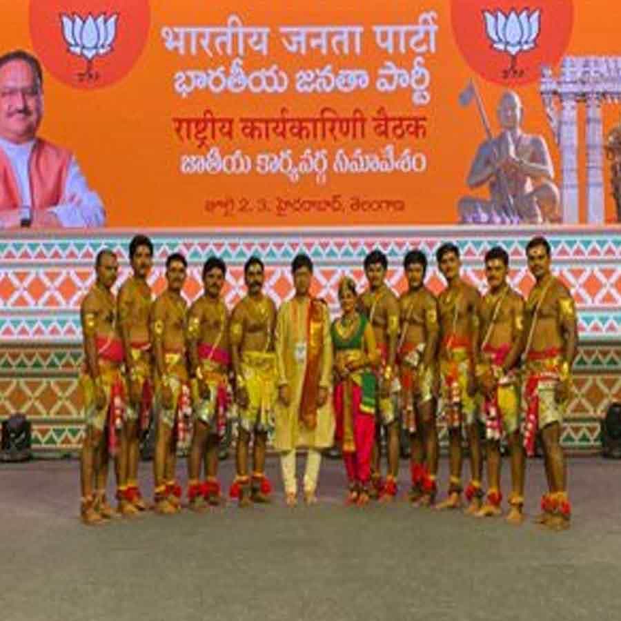 ఆయన వద్ద శిష్యరికం చేసిన రతన్ కుమార్ అద్బుతమైన ప్రదర్శనతో అందరినీ ఆకట్టుకుంటున్నారు. రతన్ కుమార్ శివతాండవం పూర్తయిన వెంటనే ప్రధాని మోదీసహా అక్కడున్న వాళ్లంతా చప్పట్లతో అభినందనలు తెలిపారు.
