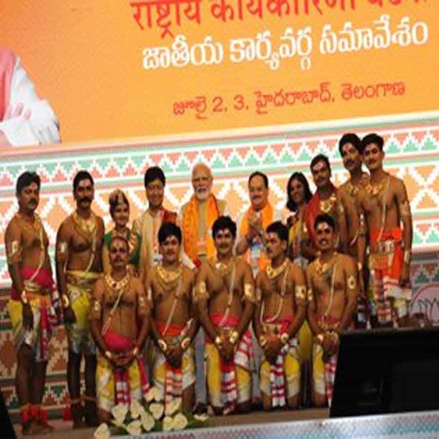 ఈ సందర్భంగా మాస్టార్ రతన్ కుమార్ మాట్లాడుతూ... బండి సంజయ్ కుమార్ గారి ప్రోత్సహంతోనే ఈ ప్రదర్శన ఇచ్చానన్నారు. ప్రధానిసహా దిగ్గజాల సమక్షంలో పేరిణి శివతాండవం చేయడం తనకు మర్చిపోలేని అనుభూతిగా మిగిలిందని చెప్పారు. ఈ సందర్భంగా ఆయన బండి సంజయ్ కుమార్ కు ప్రత్యేక క్రుతజ్ఝతలు తెలిపారు.