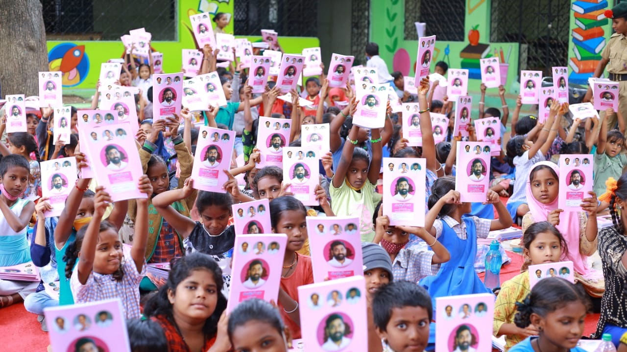 Telangana: విద్యార్థులు ఉచితంగా నోట్‌బుక్స్ పంపిణీ చేసిన ఎమ్మెల్సీ శంభీపూర్ రాజు