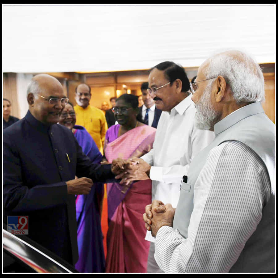 ప్రతిపక్ష పార్టీ కాంగ్రెస్ నుంచి సీనియర్ నేతలు గులాం నబీ ఆజాద్, అధీర్ రంజన్ చౌదరి హాజరయ్యారు.