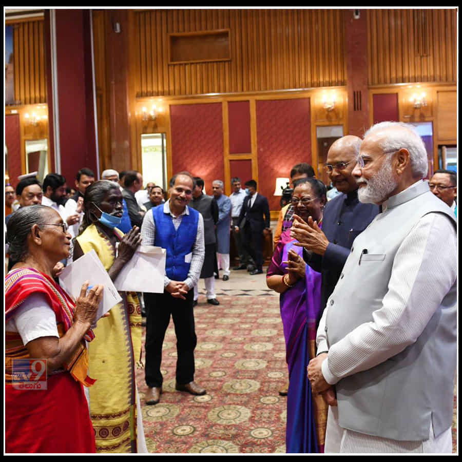 కాగా.. ఆయా రాష్ట్రాల ముఖ్యమంత్రులకు నేరుగా ఆహ్వాన కార్డులు పంపడానికి సమయం లేకపోవడంతో.. ఢిల్లీలోని ఆ రాష్ట్రభవన్ల రెసిడెంట్ కమిషనర్లకు వాటిని అందిస్తున్నట్లు ప్రధాని కార్యాలయం అంతకుముందు వెల్లడించింది.